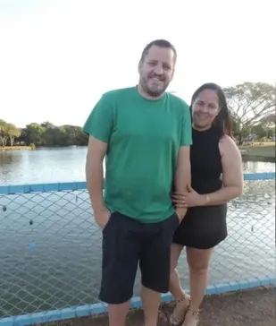 Homem mata esposa a facadas e leva corpo até a delegacia