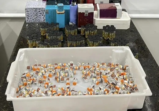 PF prende passageiro com 430 medicamentos ilegais em aeroporto