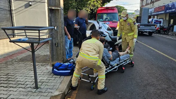 Motociclista fica ferido após acidente entre carro e moto em Apucarana