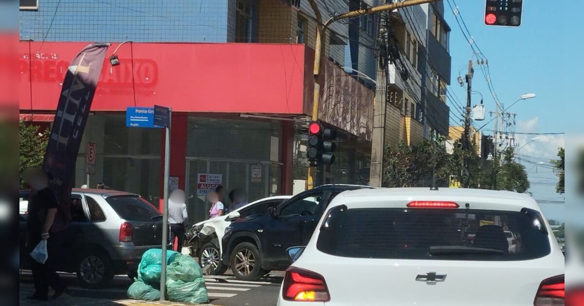 Batida entre dois carros deixa uma pessoa ferida no Centro de Apucarana