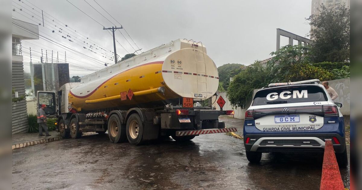 Caminhão guiado por GPS enrosca em curva de rua marcada por tragédia em Apucarana