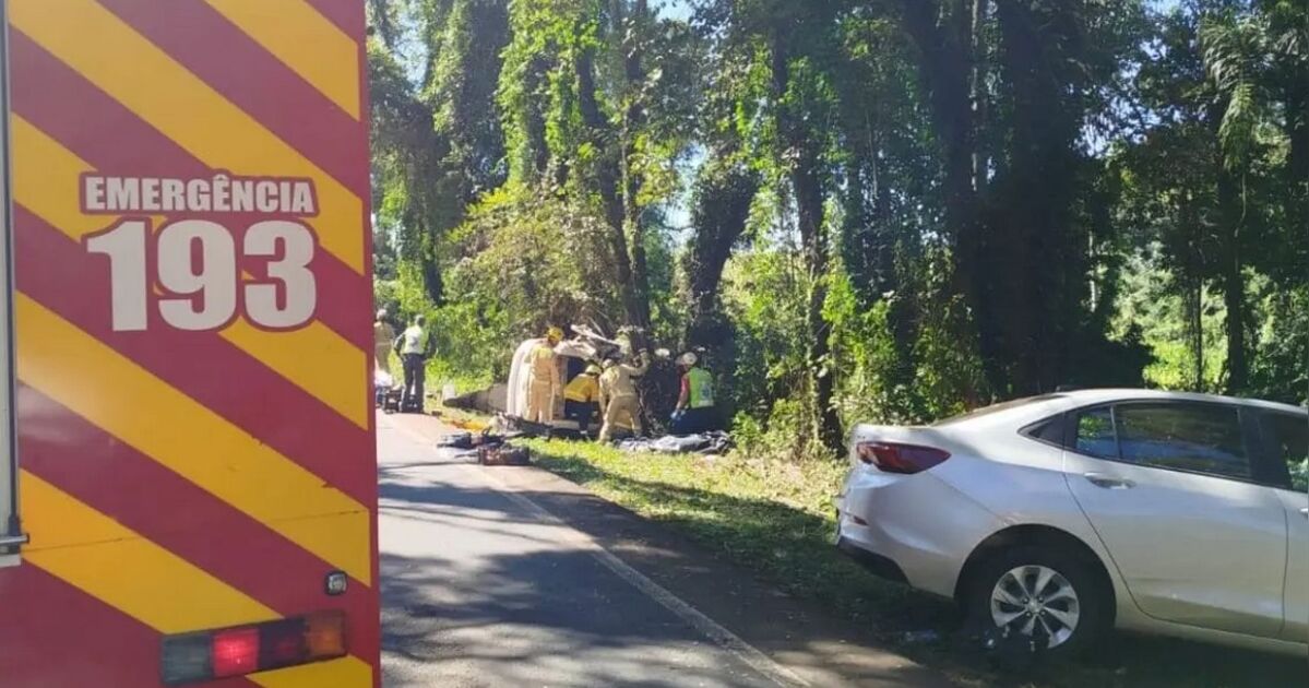 Acidente com carro da Saúde de SC deixa quatro mortos e três feridos no Paraná