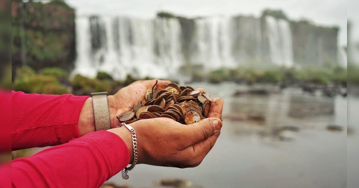Quase 400 kg de moedas lançadas por turistas são retiradas das Cataratas do Iguaçu