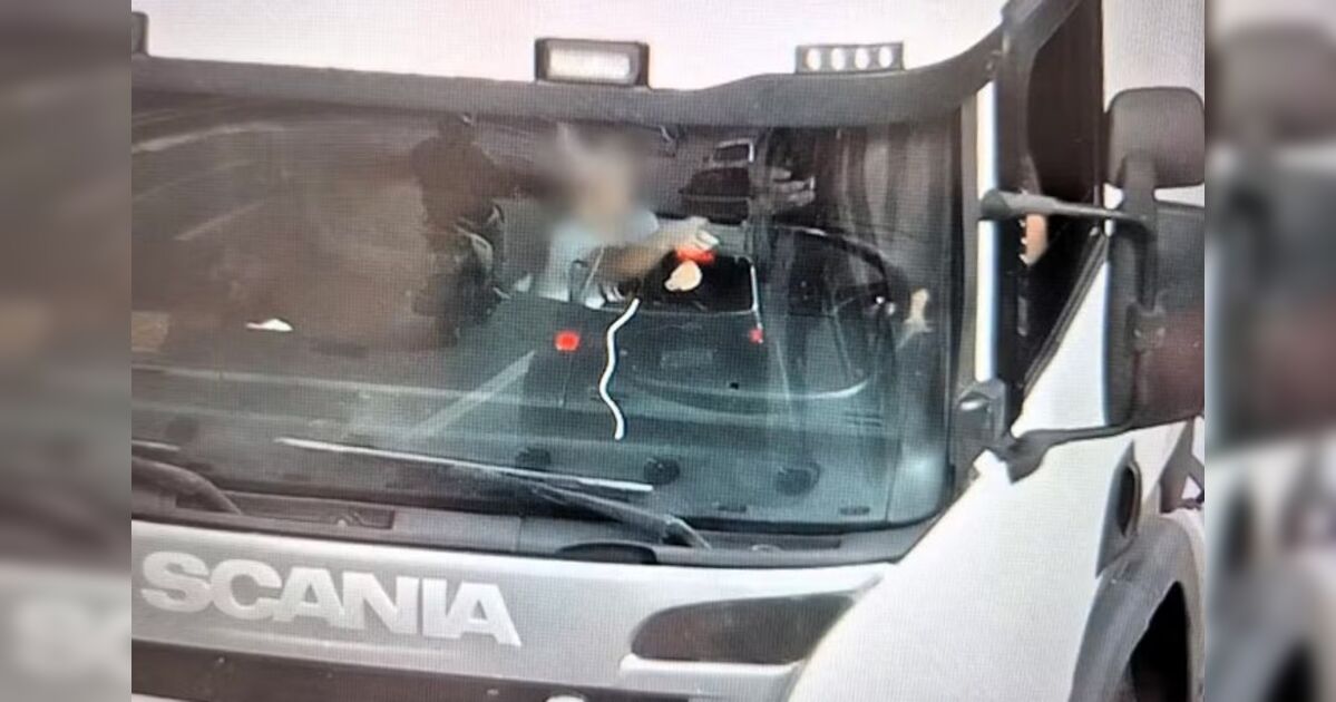 Polícia flagra criança segurando volante de caminhão enquanto motorista mexe no celular