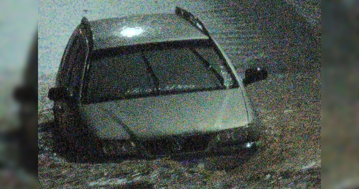 Carro é arrastado pela chuva em rua do Interlagos em Apucarana