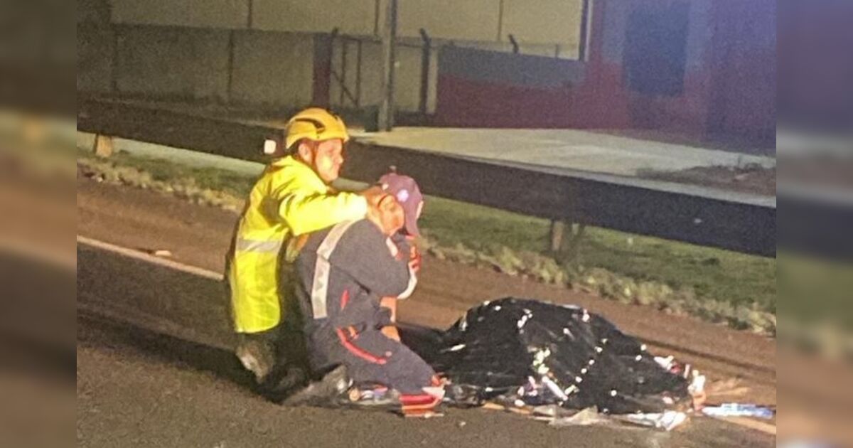 Foto de socorrista chorando sobre o corpo do filho morto em acidente no PR comove internet