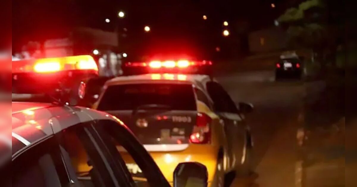 PM flagra motorista com bebidas no carro após denúncia de direção perigosa