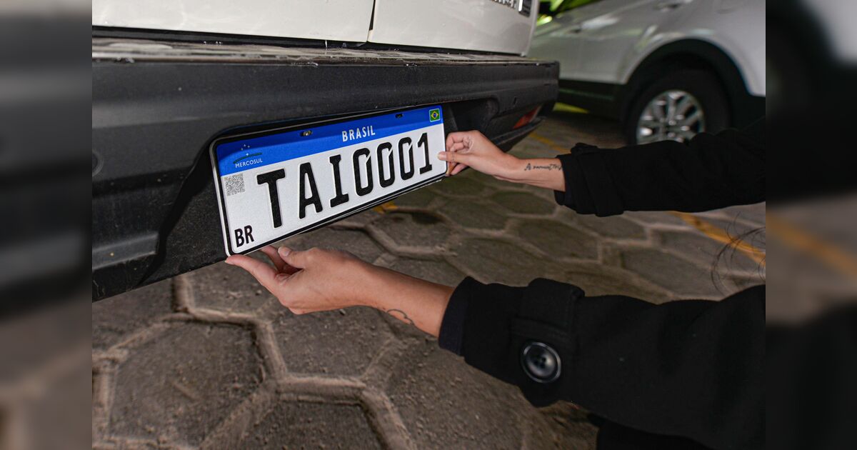 Comissão da Câmara aprova volta de estado e cidade em placas de veículos