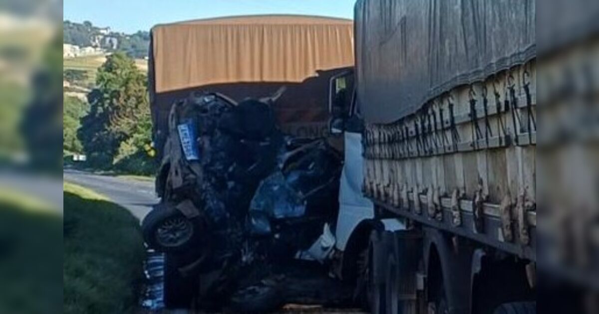 Duas pessoas morrem após carro ser prensado por caminhões na BR-376