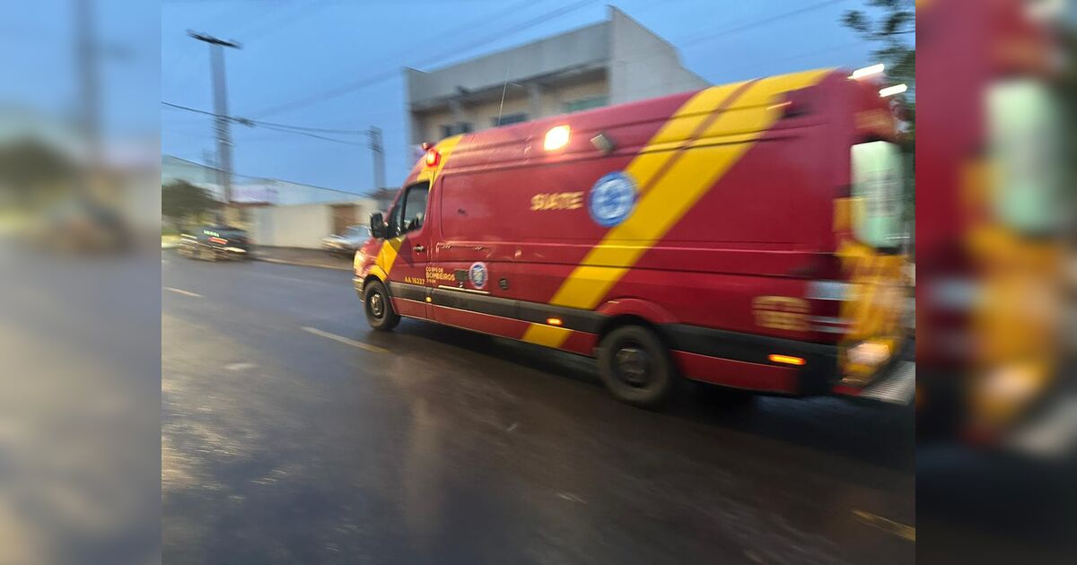 Mulher fica ferida após batida entre carro e moto na Vila Nova em Apucarana