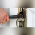 Mulher chega em casa, encontra porta arrombada e descobre furto de vários objetos em Ivaiporã