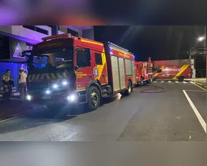 Incêndio em garagem atinge carro elétrico em Apucarana
