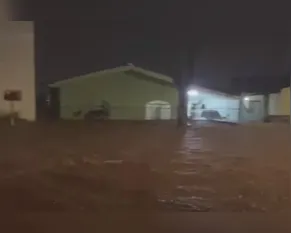 Temporal provoca alagamentos em várias regiões de Apucarana; veja vídeos