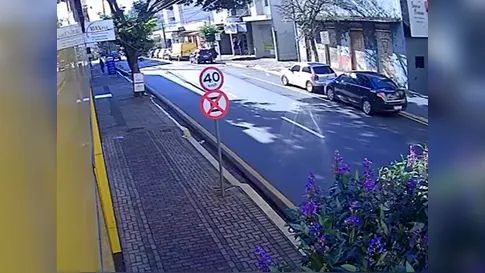 Vídeo flagra suspeito abandonando carro após roubo de R$ 20 mil em Apucarana