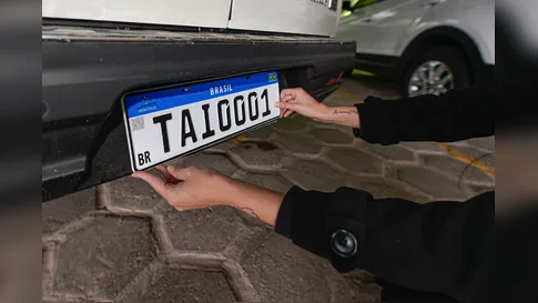 Comissão da Câmara aprova volta de estado e cidade em placas de veículos