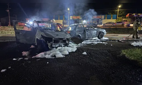 Colisão seguida de incêndio deixa uma vítima grave e carros destruídos na PR-466