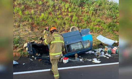Homem é resgatado de helicóptero após capotamento de van na BR-376