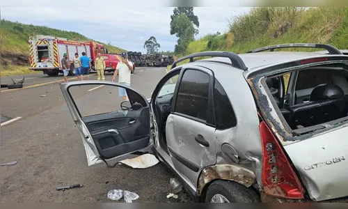 Acidente entre carro e carreta deixa dois feridos e bloqueia a PR-272