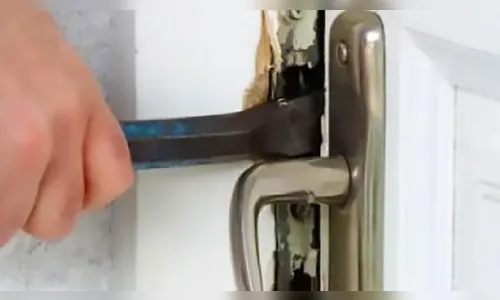Mulher chega em casa, encontra porta arrombada e descobre furto de vários objetos em Ivaiporã