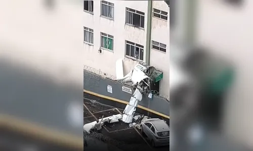 Avião de pequeno porte atinge prédio e cai em Belo Horizonte