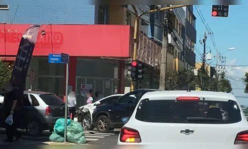 Batida entre dois carros deixa uma pessoa ferida no Centro de Apucarana