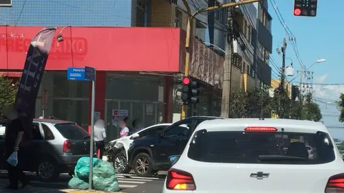 Batida entre dois carros deixa uma pessoa ferida no Centro de Apucarana