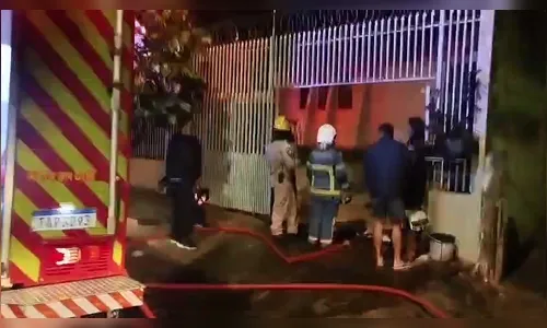 Residência pega fogo e mobiliza Corpo de Bombeiros em bairro de Apucarana