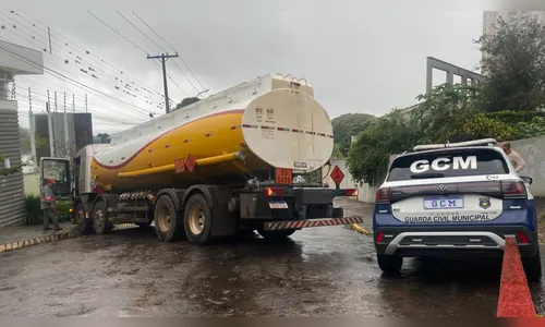 Guiado por GPS, caminhão enrosca em curva de rua marcada por tragédia em Apucarana