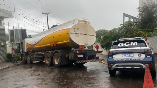 Guiado por GPS, caminhão enrosca em curva de rua marcada por tragédia em Apucarana
