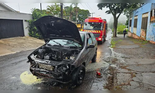 Carro pega fogo após abastecimento e assusta mãe e filho em Apucarana