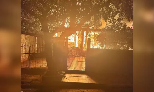 Incêndio destrói casa de madeira em Kaloré; não há feridos