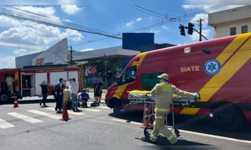 Colisão entre carro e moto deixa motociclista ferido na Avenida Minas Gerais