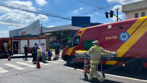 Colisão entre carro e moto deixa motociclista ferido na Avenida Minas Gerais