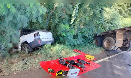 Três morrem em acidente entre caminhão e picape em Jardim Alegre