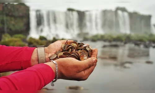 Quase 400 kg de moedas lançadas por turistas são retiradas das Cataratas do Iguaçu
