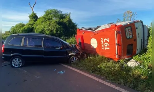 Ambulância do Samu capota na PR-082 e casal fica gravemente ferido