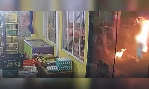 Câmera flagra homem ateando fogo em vereador no litoral do Paraná; veja