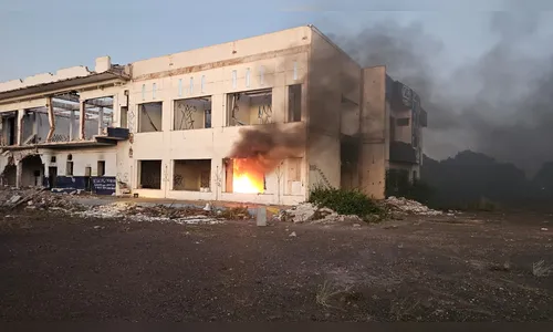 Fogo em antigo frigorífico mobiliza Corpo de Bombeiros em Apucarana