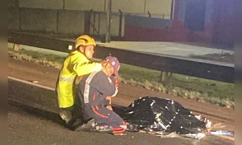 Foto de socorrista chorando sobre o corpo do filho morto em acidente no PR comove internet