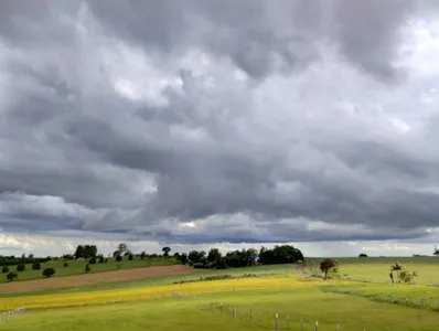 O dia começa com maior cobertura de nuvens, deixando o céu encoberto e com pouca incidência de sol