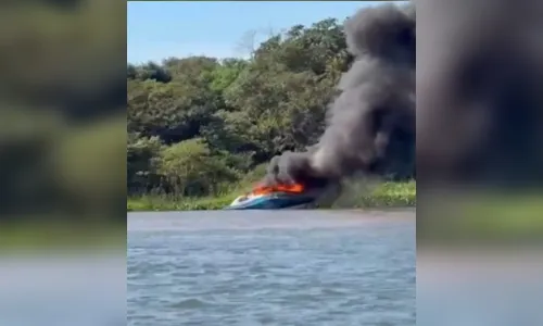 Assista: Incêndio destrói embarcação na fronteira entre Paraná e Mato Grosso do Sul