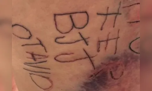 Homem é preso suspeito de torturar e tatuar a companheira à força