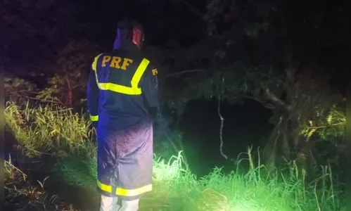 Criança morre e pai desaparece após caminhão da família cair em represa no PR
