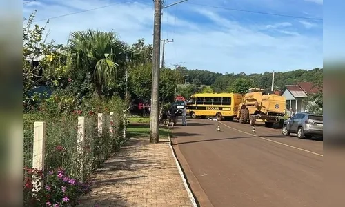 Ônibus escolar de prefeitura se movimenta sozinho e mata idoso no RS