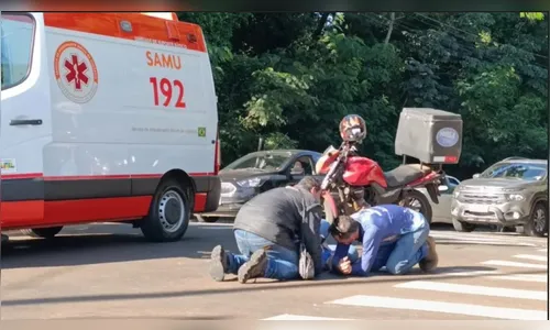 Após acidente no PR, motorista se ajoelha e reza por motociclista caído no chão