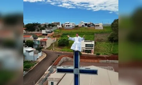 Padre sobe em cruz a 26 metros de altura para convidar fiéis para festa em Apucarana