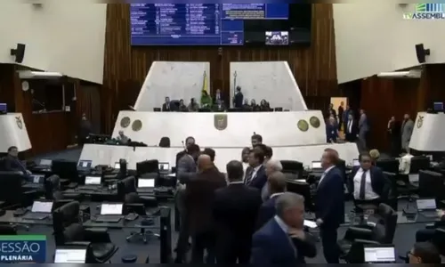 Bate-boca: deputados se enfrentam no plenário e colegas evitam briga no PR
