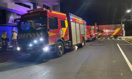 Incêndio em garagem atinge carro elétrico em Apucarana