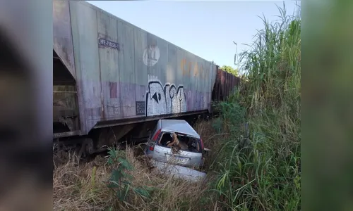 Acidente entre carro e trem deixa motorista ferido em Jandaia do Sul