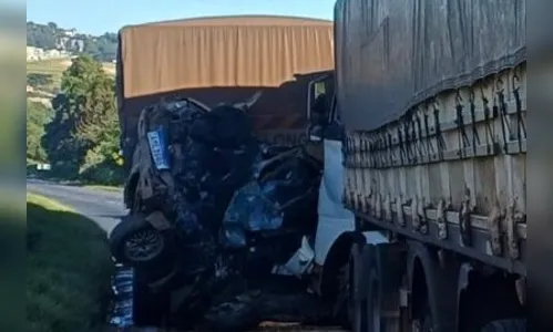Duas pessoas morrem após carro ser prensado por caminhões na BR-376